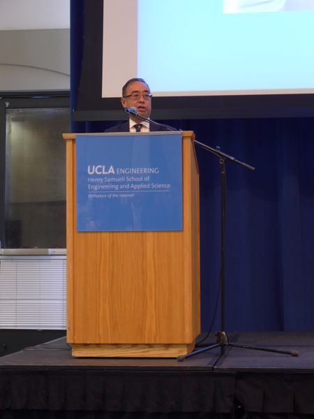 信興集團副主席蒙德揚先生於其母校加州大學洛杉磯分校(UCLA)Henry Samueli工程及應用科學學院之獎學金頒授典禮上，鼓勵學生勤奮學習之餘，亦要不忘多發揮創意。